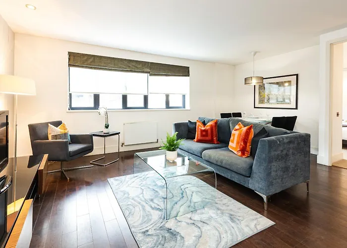 Stylish 1Br, Near Monument Station!
