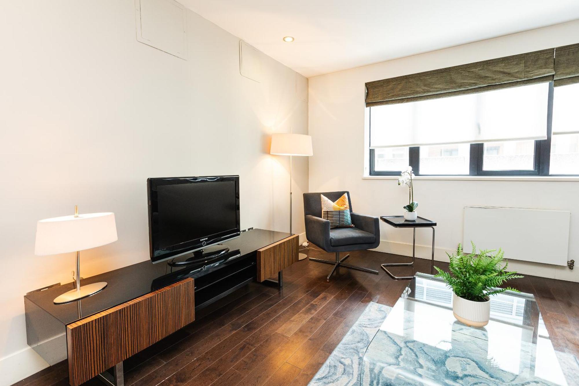 Stylish 1br, Near Monument Station! Appartamento
